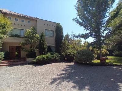 GRACE KELM Vende bellisima casa en condo/mágicos jardines/piscina de 80m3 en Chicureo, 336 mt2, 5 habitaciones
