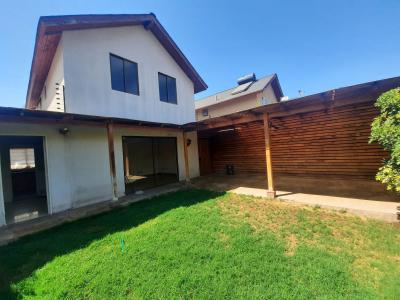 GRACE KELM vende Casa impecable 3d 3b C/3 estacionamientos  patio y quincho  en Peñaflor, 90 mt2, 3 habitaciones
