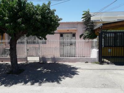 Molina & Rocha vende Casa en sector las Rejas Sur, Estacion Central, Santiago, a cuadras del metro Las Rejas., 3 habitaciones